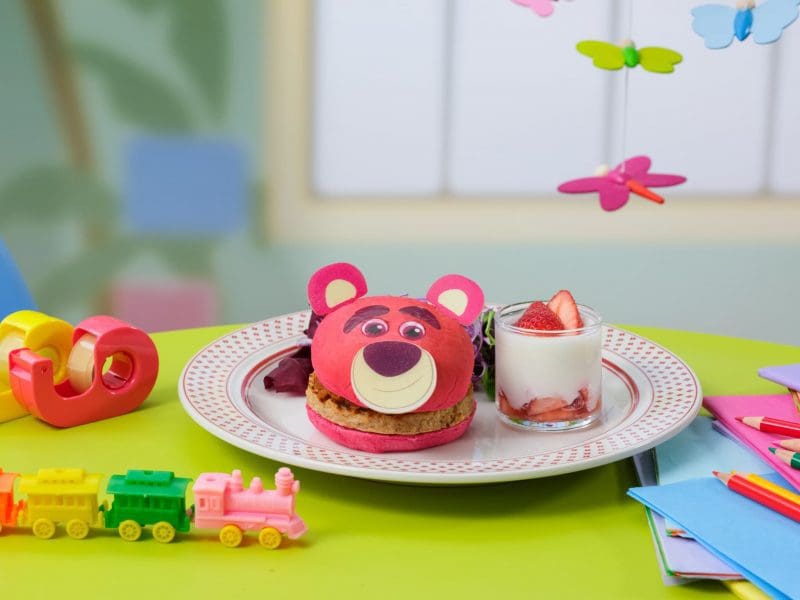 重回童年的懷抱！《玩具總動員》主題咖啡廳在日本3城市登場，超軟萌「熊抱哥草莓漢堡」爆擊少女心！